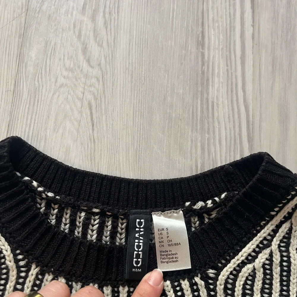 H&M Divided Black and White Striped Sweater - Picture 4 of 6